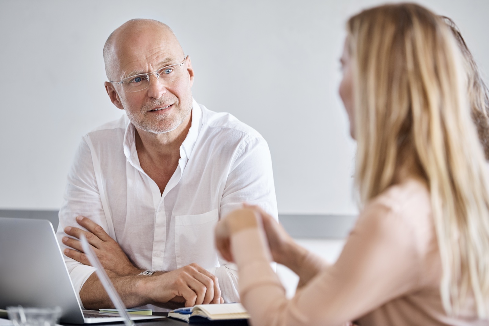 To personer i samtale ved et arbejdsbord